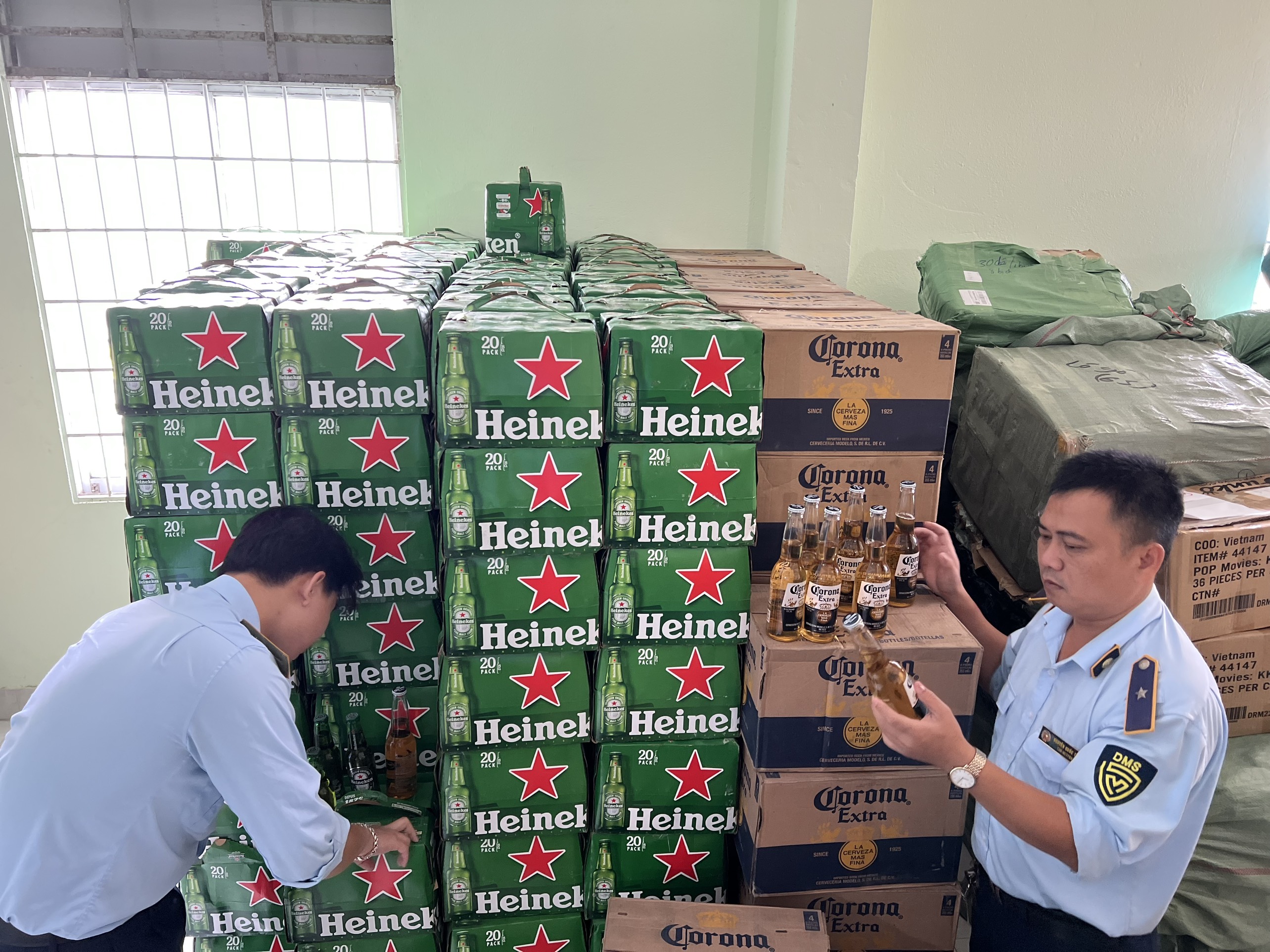 Gần 7.000 chai bia nghi nhập lậu bị thu giữ 